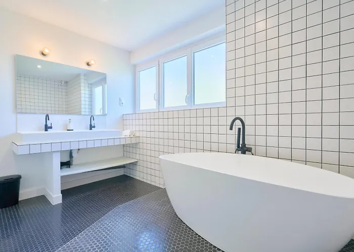 Large 130 M² 4-bedroom Apartment *